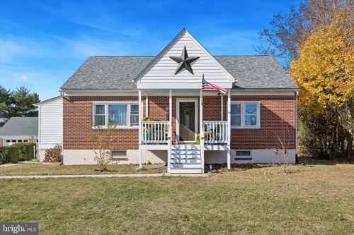 2951 N Charlotte St, Gilbertsville, PA, 19525-9718 | Card Image