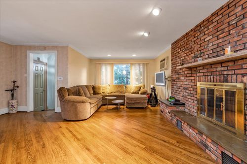 132 Locust St, Valley Stream, NY, 11581-2128 | Card Image