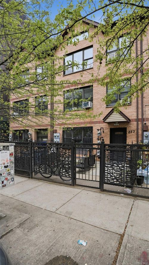 253 Cornelia St, Brooklyn, NY, 11221-7436 | Card Image