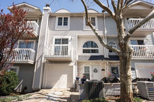 41 Country Dr N, Staten Island, NY, 10314-6051 | Card Image