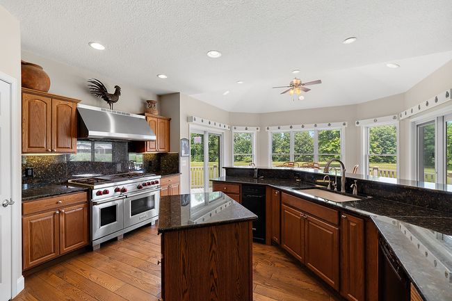 48” 6 burner Wolf gas stove, griddle and 2 ovens | Image 49