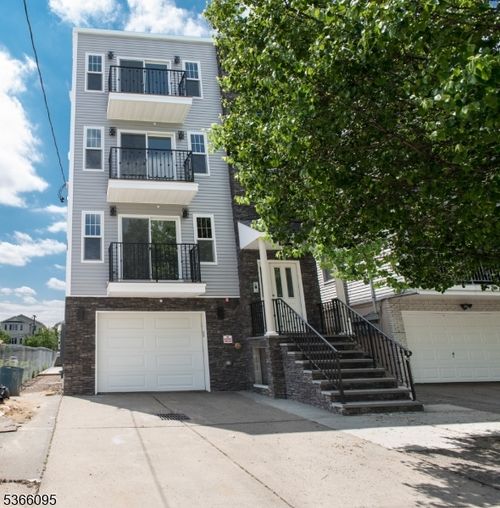 111 Chestnut St, Newark, NJ, 07105-1102 | Card Image