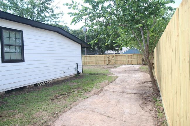 This driveway extends all the way to the back, great to store your fishing boat and/or RV! | Image 28
