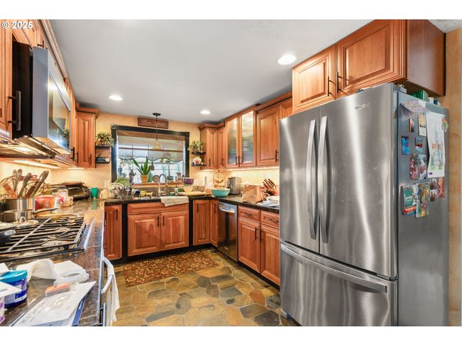 270 Se Robin Way, House other with 3 bedrooms, 2 bathrooms and 2 parking in Gresham OR | Image 9