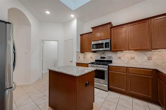 Plenty of cabinets with under cabinet lighting | Image 15