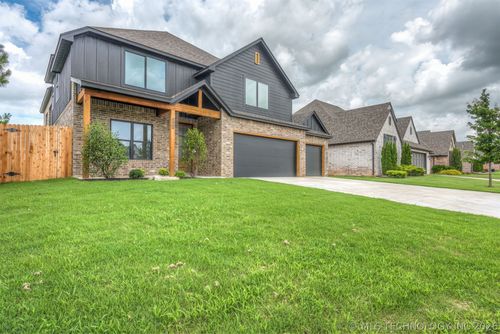 2402 E Northhampton St, Broken Arrow, OK, 74014-3572 | Card Image