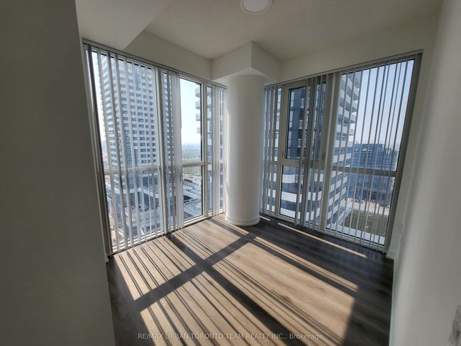 1603 - 28 Interchange Way, Condo with 2 bedrooms, 2 bathrooms and 1 parking in Concord ON | Image 11