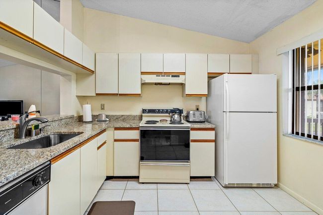 203 - 4689 Lucerne Lakes Blvd, Condo with 2 bedrooms, 2 bathrooms and null parking in LAKE WORTH FL | Image 5