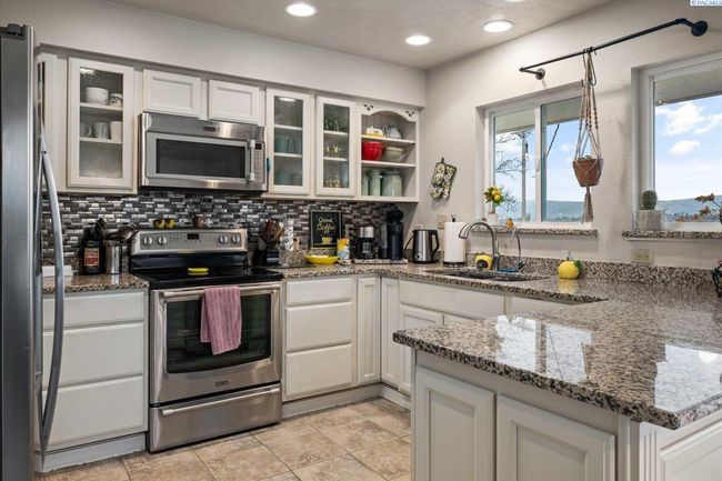 73805 N Demoss Rd, Home with 3 bedrooms, 3 bathrooms and null parking in Benton City WA | Image 18