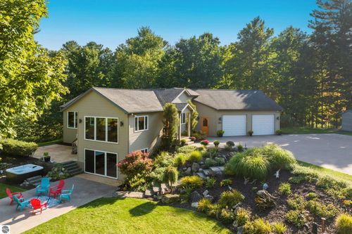 2390 Lake Chandler Dr, Traverse City, MI, 49696-8960 | Card Image