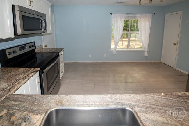 Kitchen/Breakfast Area | Image 13