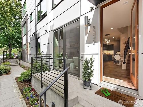 4255 Sw Charlestown St, Seattle, WA, 98116-3841 | Card Image