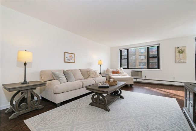 Alternative view of the living room. | Image 7