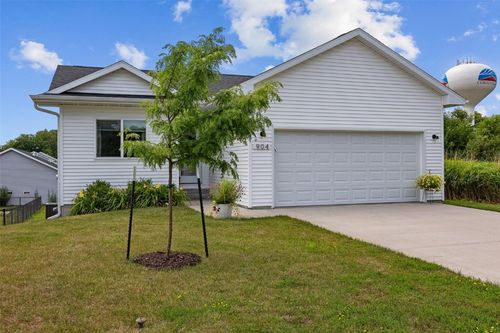 904 Hughes St, Coralville, IA, 52241-2100 | Card Image