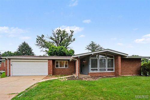 1550 Hollywood Ln, Florissant, MO, 63033-3051 | Card Image