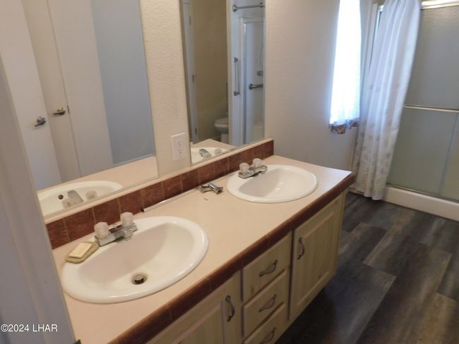 Master bath--Dual sinks | Image 23