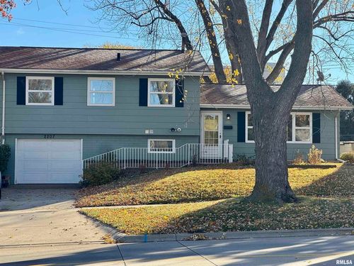 2207 18th St, Bettendorf, IA, 52722-3049 | Card Image