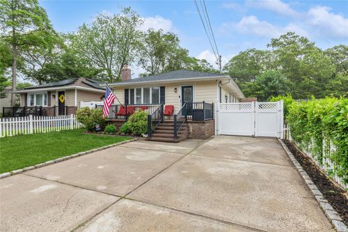 71 Holbrook St, Patchogue, NY, 11772-1615 | Card Image