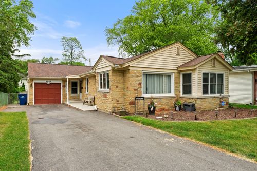 2250 Corona Rd, Waukegan, IL, 60087-4046 | Card Image