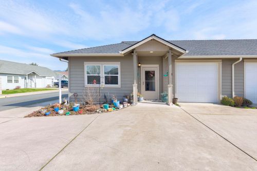 751 Sw Kinsington Ct, Grants Pass, OR, 97526-7906 | Card Image