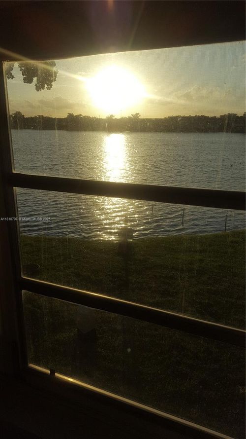 apt-318-19080 Ne 3rd Ct, Miami, FL, 33179-3874 | Card Image
