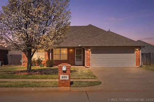 605 E Linden Ln, Mustang, OK, 73064-4265 | Card Image