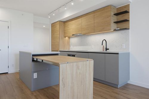 15xx-13428 105 Ave, Surrey, BC, V3T0S6 | Card Image