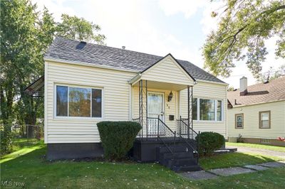 Bungalow with a front lawn | Image 2