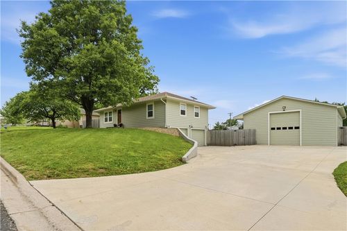 8630 Hilltop Rd, De Soto, KS, 66018-8220 | Card Image