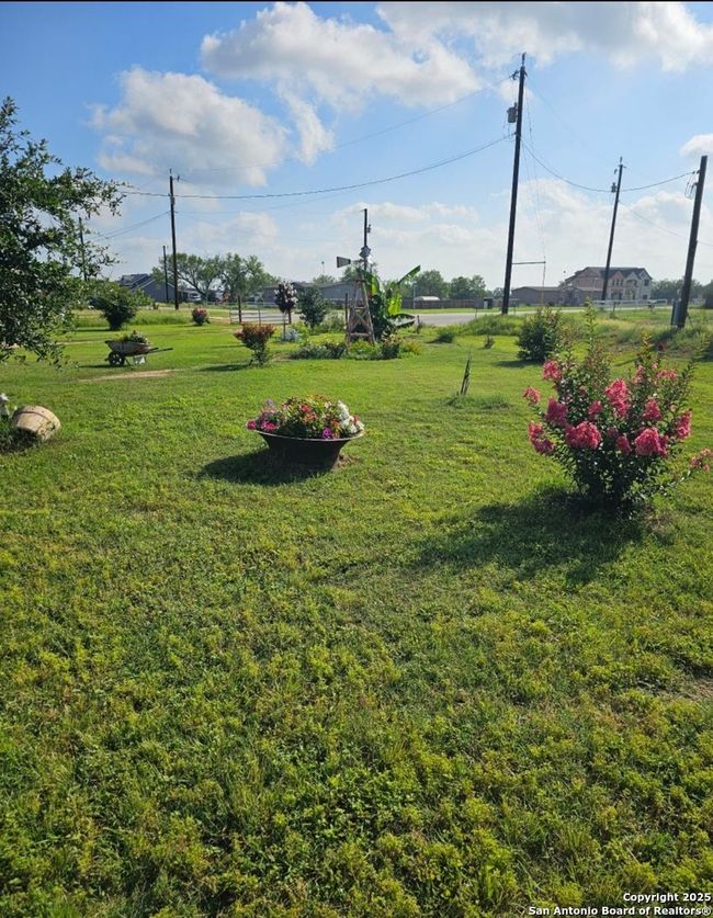 694 Las Palomas Dr, House other with 3 bedrooms, 2 bathrooms and null parking in Lytle TX | Image 25