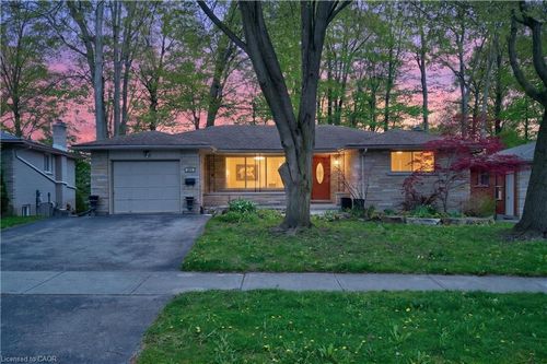 217 Pinegrove Cres, Waterloo, ON, N2L4V2 | Card Image