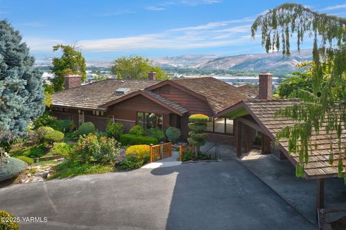 105 Hillcrest Dr, Selah, WA, 98942-1519 | Card Image
