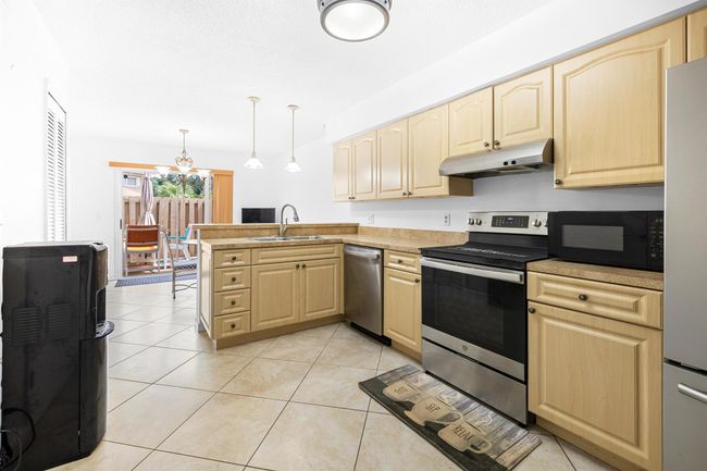 353 Maplecrest Cir, Condo with 3 bedrooms, 2 bathrooms and null parking in Jupiter FL | Image 13