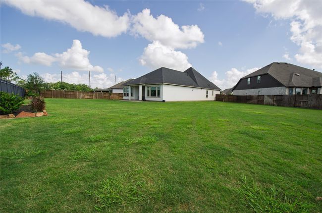 So many options with the huge back yard. | Image 33