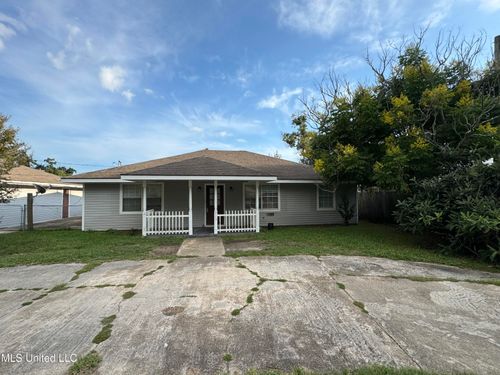 213 Oak St, Long Beach, MS, 39560-6039 | Card Image