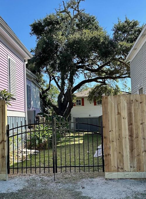 1009 Sealy St, Galveston, TX, 77550-6223 | Card Image