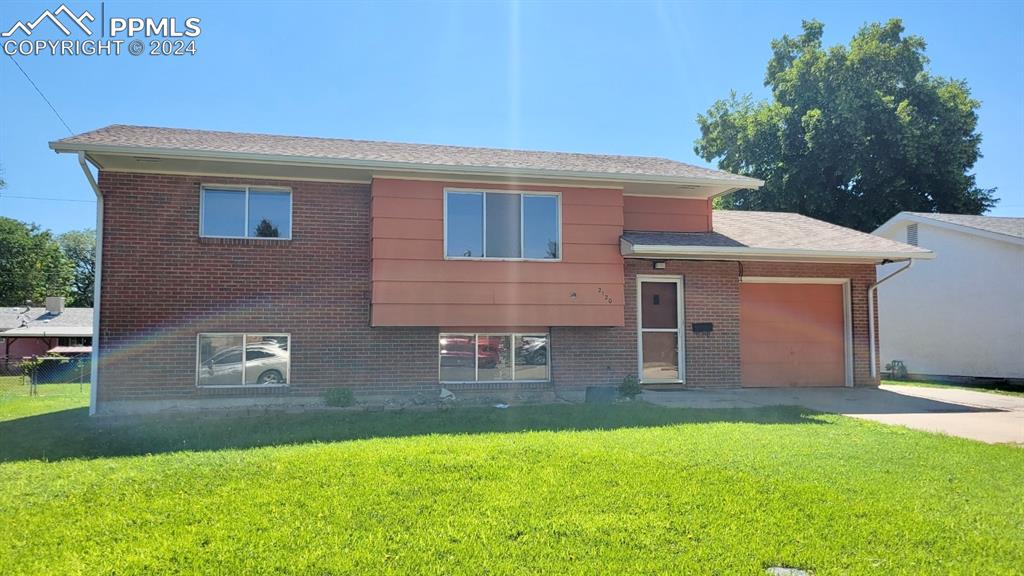 Oakwood Ln, Pueblo, CO 81005