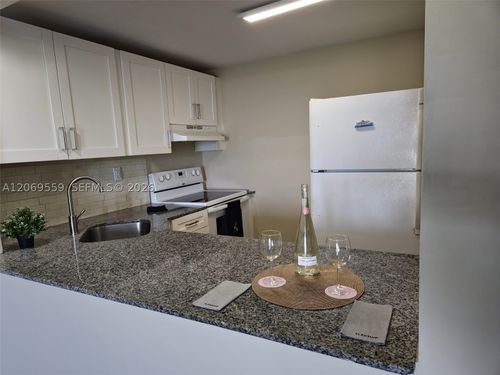 701e-4550 Nw 9th St, Miami, FL, 33126-2384 | Card Image