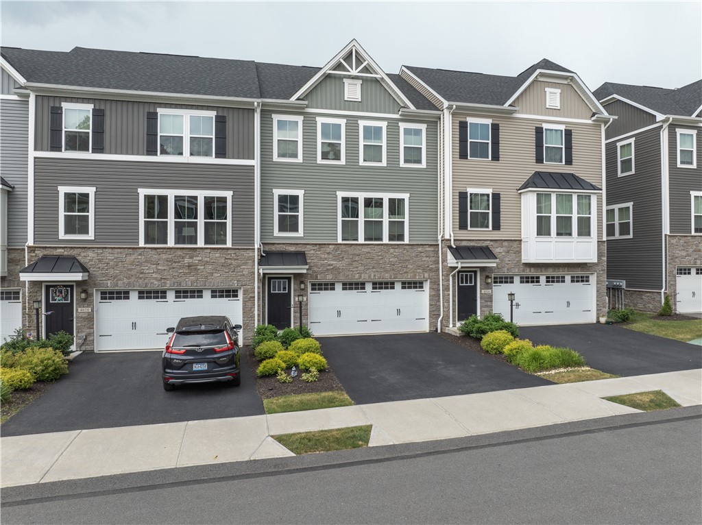 Crown Dr, South Park, PA 15129