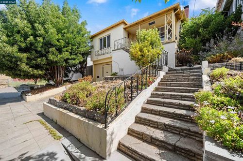 10536 Sheldon St, Oakland, CA, 94605-5360 | Card Image