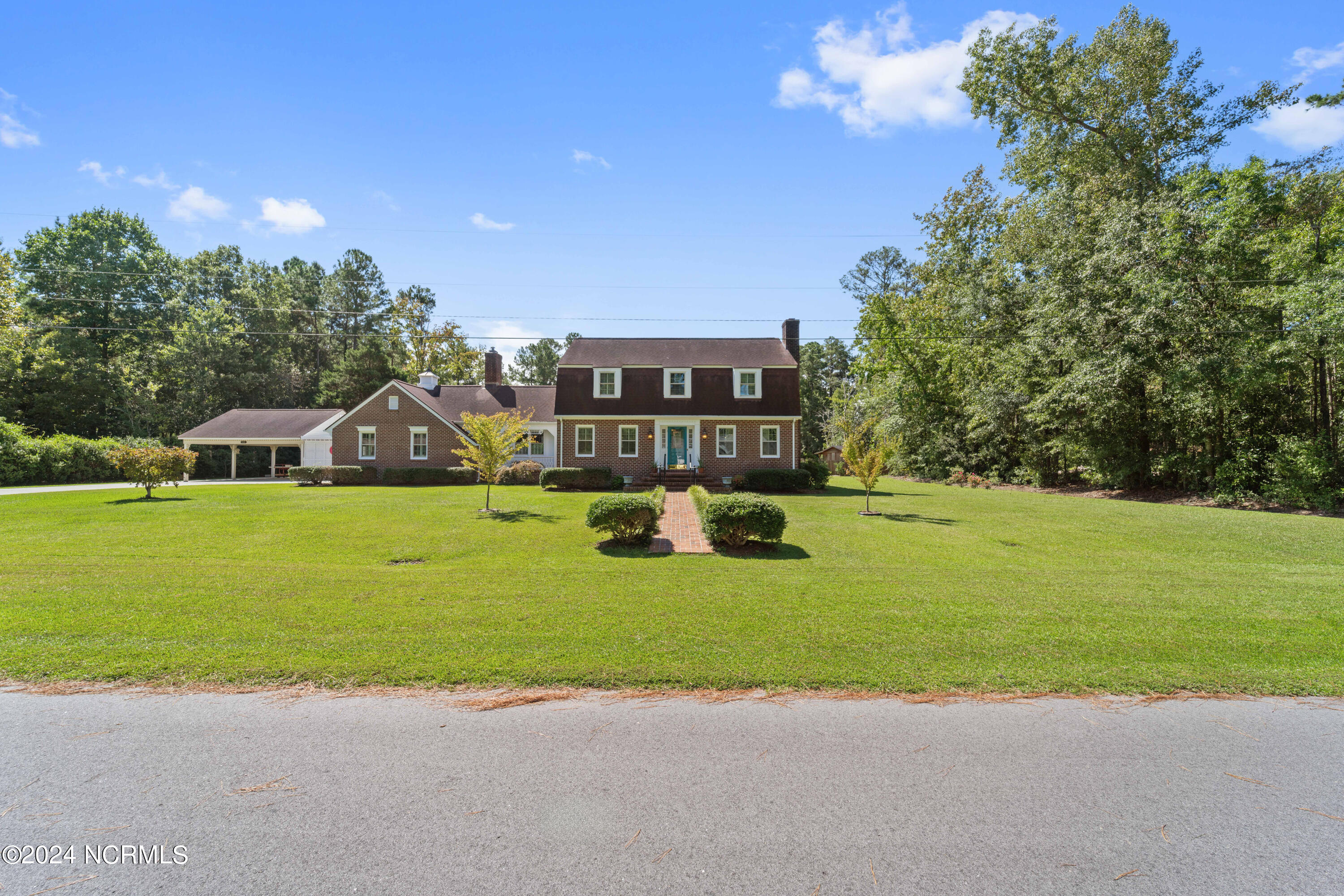 Satchwell St, Burgaw, NC 28425