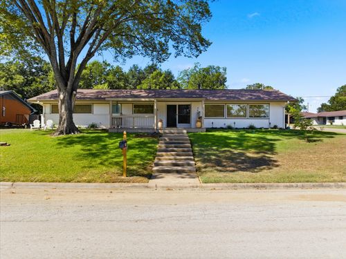 305 N Harvey St, Caldwell, TX, 77836-1557 | Card Image