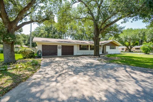 902 Avenue I, El Campo, TX, 77437-3238 | Card Image