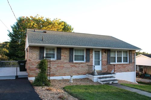 2208 Davis St, STAUNTON, VA, 24401-3724 | Card Image
