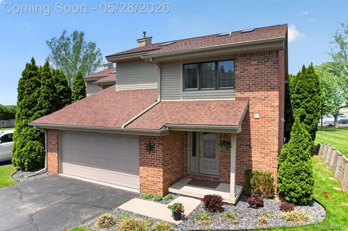 2214 Bowles St, Fenton, MI, 48430-8818 | Card Image