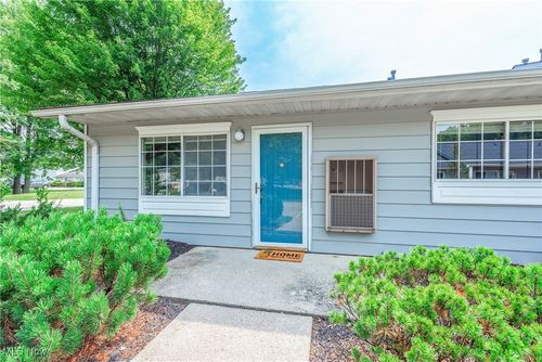 27069 Oakwood Cir, Olmsted Twp, OH, 44138-3187 | Card Image