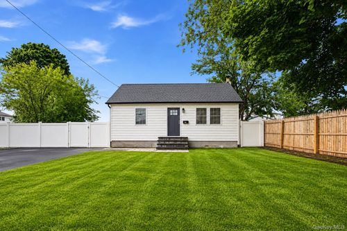 606 Catskill Avenue, Babylon, NY, 11757 | Card Image