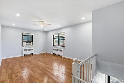 85a2-220-17 75th Ave, Oakland Gardens, NY, 11364-3036 | Card Image