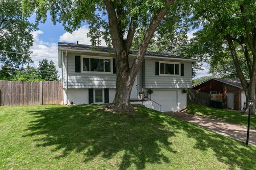 2912 E 35th St, Davenport, IA, 52807-2411 | Card Image