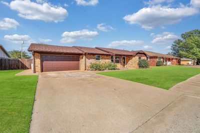 605 Sequoyah Lane, House other with 3 bedrooms, 2 bathrooms and null parking in Altus OK | Image 2